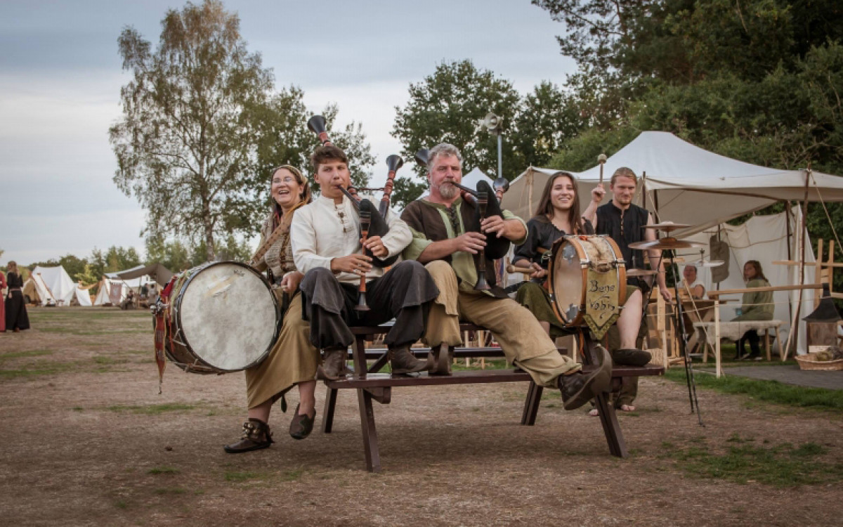 Trällern, Trinken und Tjostieren: Ein Mittelalter-Spektakel lockt an den Tankumsee