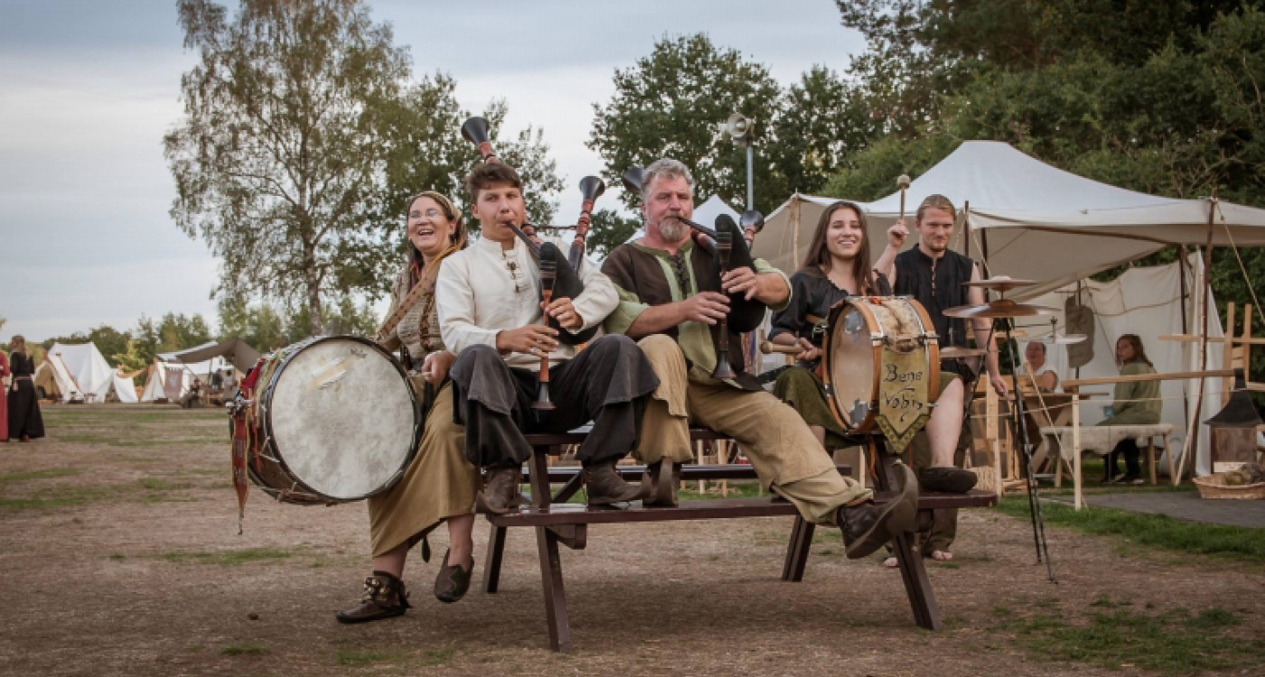 Trällern, Trinken und Tjostieren: Ein Mittelalter-Spektakel lockt an den Tankumsee