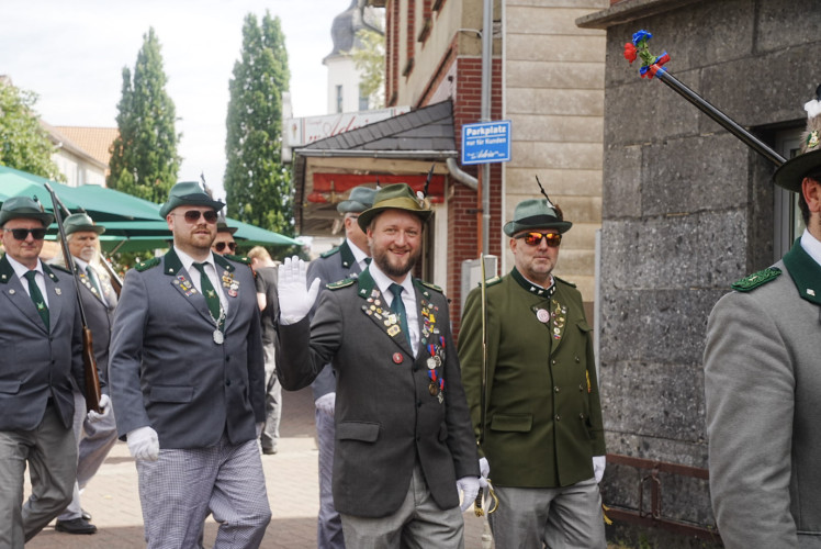 Trotz Tropenhitze beste Laune beim Gifhorner Schützenfest: KURT zeigt Euch die schönsten Bilder des Freitagsumzugs