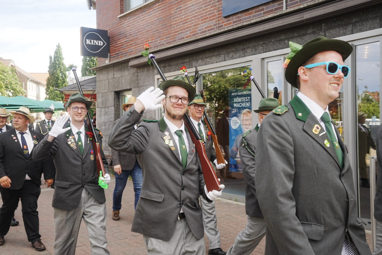 Trotz Tropenhitze beste Laune beim Gifhorner Schützenfest: KURT zeigt Euch die schönsten Bilder des Freitagsumzugs