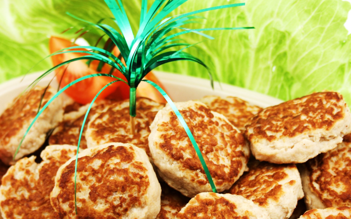 Über Brunswiek Helau: Unser Kolumnist beobachtet, wie sein Freund von einem DJ-Ötzi-Double mit einer Frikadelle beworfen wird