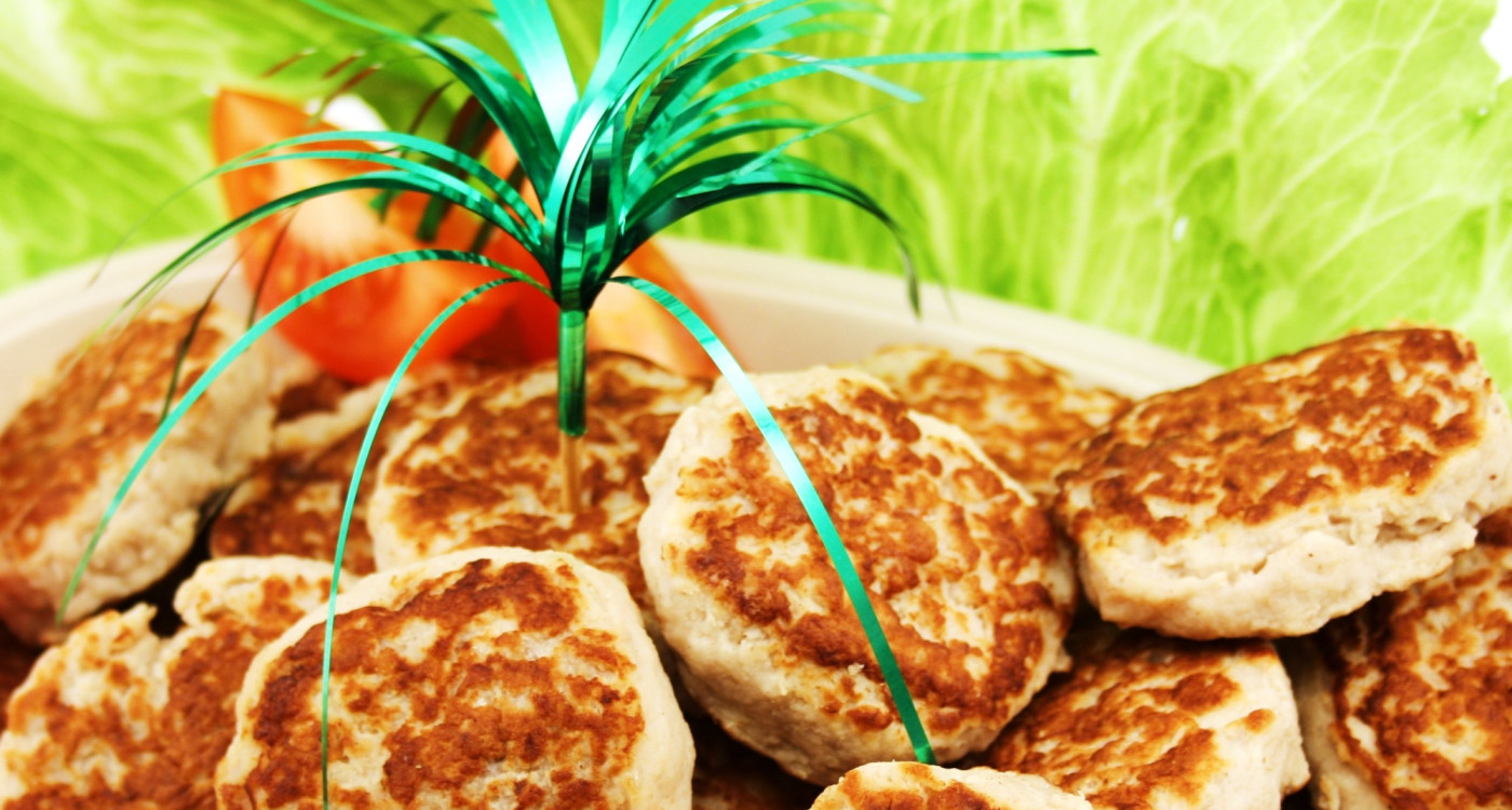 Über Brunswiek Helau: Unser Kolumnist beobachtet, wie sein Freund von einem DJ-Ötzi-Double mit einer Frikadelle beworfen wird