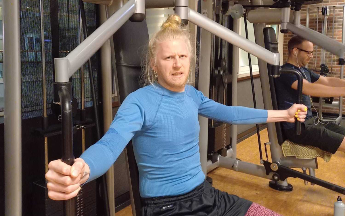 Über Brustquetscher: Unser Kolumnist betritt zum ersten Mal aus eigenem Antrieb ein Fitnessstudio