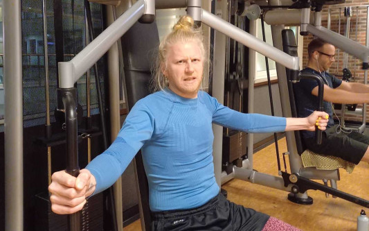 Über Brustquetscher: Unser Kolumnist betritt zum ersten Mal aus eigenem Antrieb ein Fitnessstudio