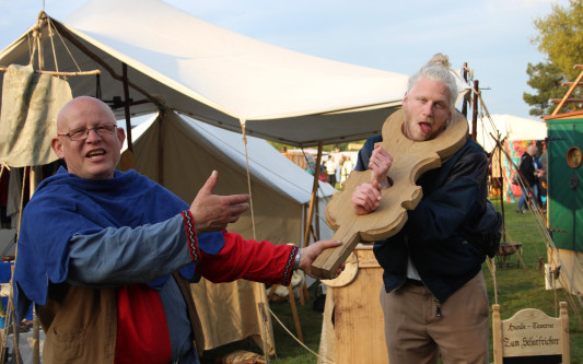 Über das Mittelalter-Fest am Tankumsee: KURT-Kolumnist Malte Schönfeld resümiert seinen allerersten Besuch auf einem Mittelaltermarkt
