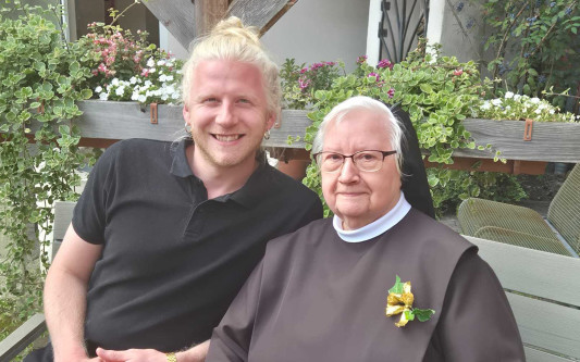 Über das Ordensjubiläum von Nonne Schwester Waltrud: Unser Kolumnist Malte Schönfeld gratuliert seiner Tante Edith