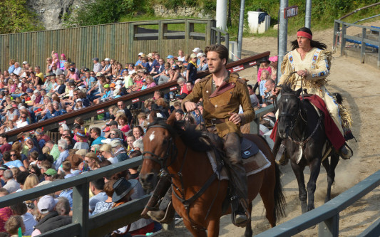 Über den armen Winnetou: Kopfüber-Kolumnist Malte Schönfeld schreibt über den Apachen-Anführer, der sogar in Gifhorns Kneipen diskutiert wird