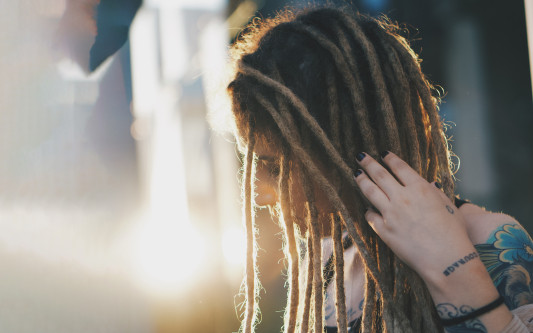 Über Dreadlocks - KURT-Kolumnist Malte Schönfeld denkt über Entscheidungen von Fridays For Future und die Identitätspolitik nach