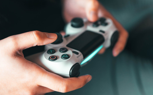 Über Videospiele und Trost - KURT-Kolumnist Malte Schönfeld entdeckt beim Zocken von Elden Ring Parallelen zu psychischen Erkrankungen