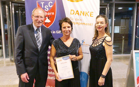 Überraschung bei Tanz-Veranstaltung: Corinna Müller-Lorenz wird für ihr ehrenamtliches Engagement ausgezeichnet