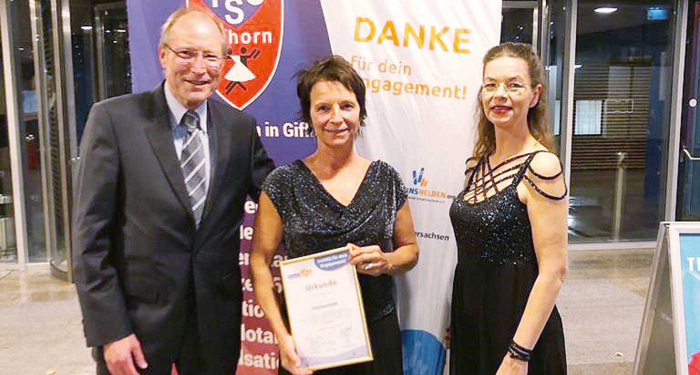 Überraschung bei Tanz-Veranstaltung: Corinna Müller-Lorenz wird für ihr ehrenamtliches Engagement ausgezeichnet