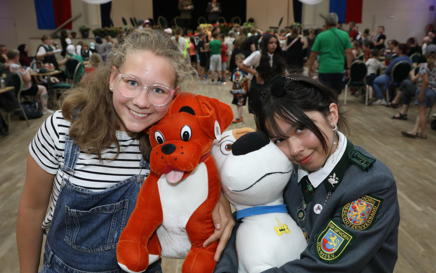 Unbeschwerter Nachmittag zwischen BSK-Saal und Stadthalle: Erstmals ist beim Kinderschützenfest auch die Feuerwehr dabei