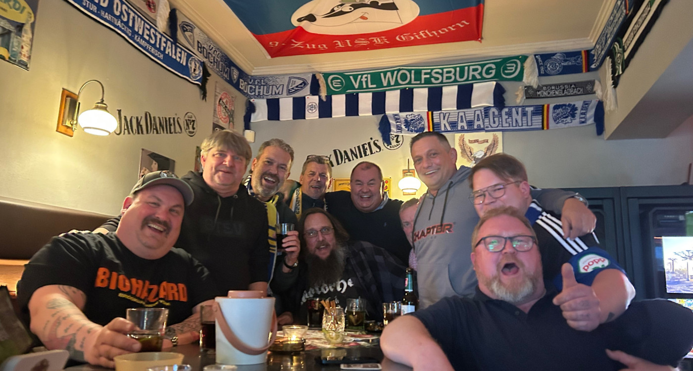 Und noch ein Grund zum Feiern: 9. Zug USK und zwei Gifhorner Kneipen freuen sich über verlorene Flaggen