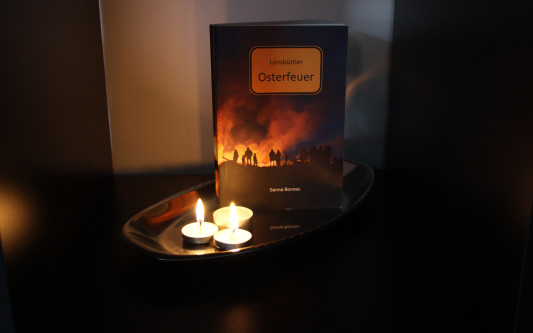 Und wie viele Leichen gab's bei Eurem Osterfeuer? In Lönsbüttel lässt Krimi-Autorin Sanna Bonnec lauter Tote zutage treten