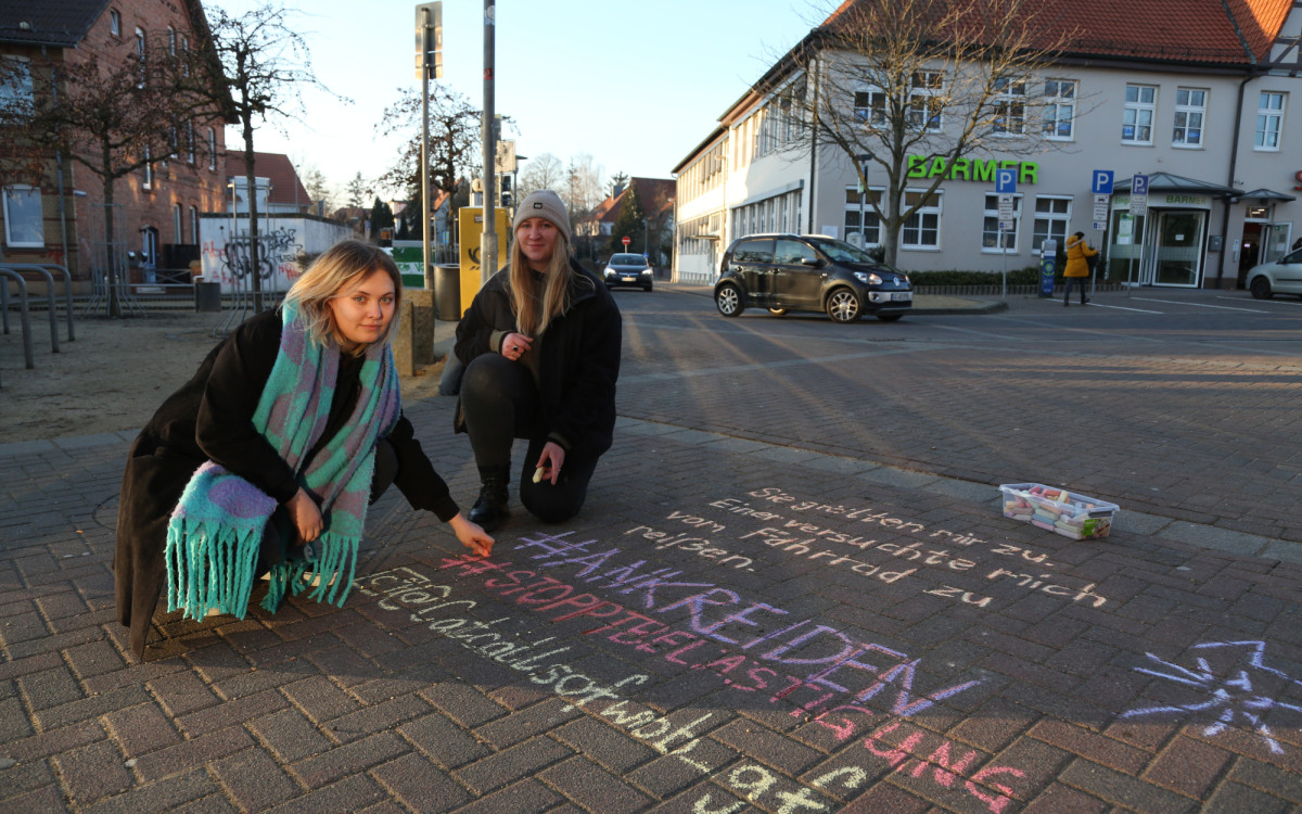 Unsere Aktionen zeigen, dass man nicht alleine ist: Cindy und Saskia machen Catcalling in Gifhorn sichtbar