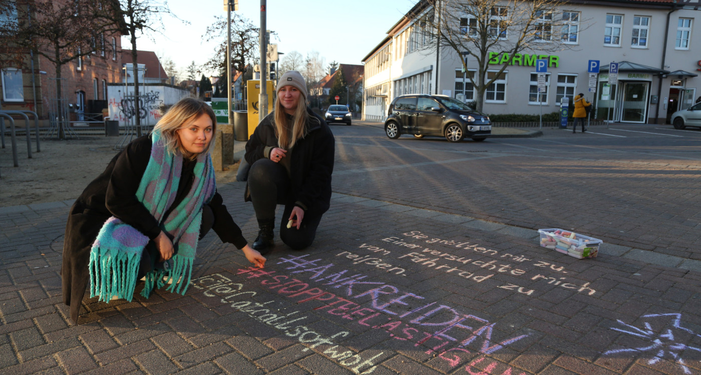 Unsere Aktionen zeigen, dass man nicht alleine ist: Cindy und Saskia machen Catcalling in Gifhorn sichtbar
