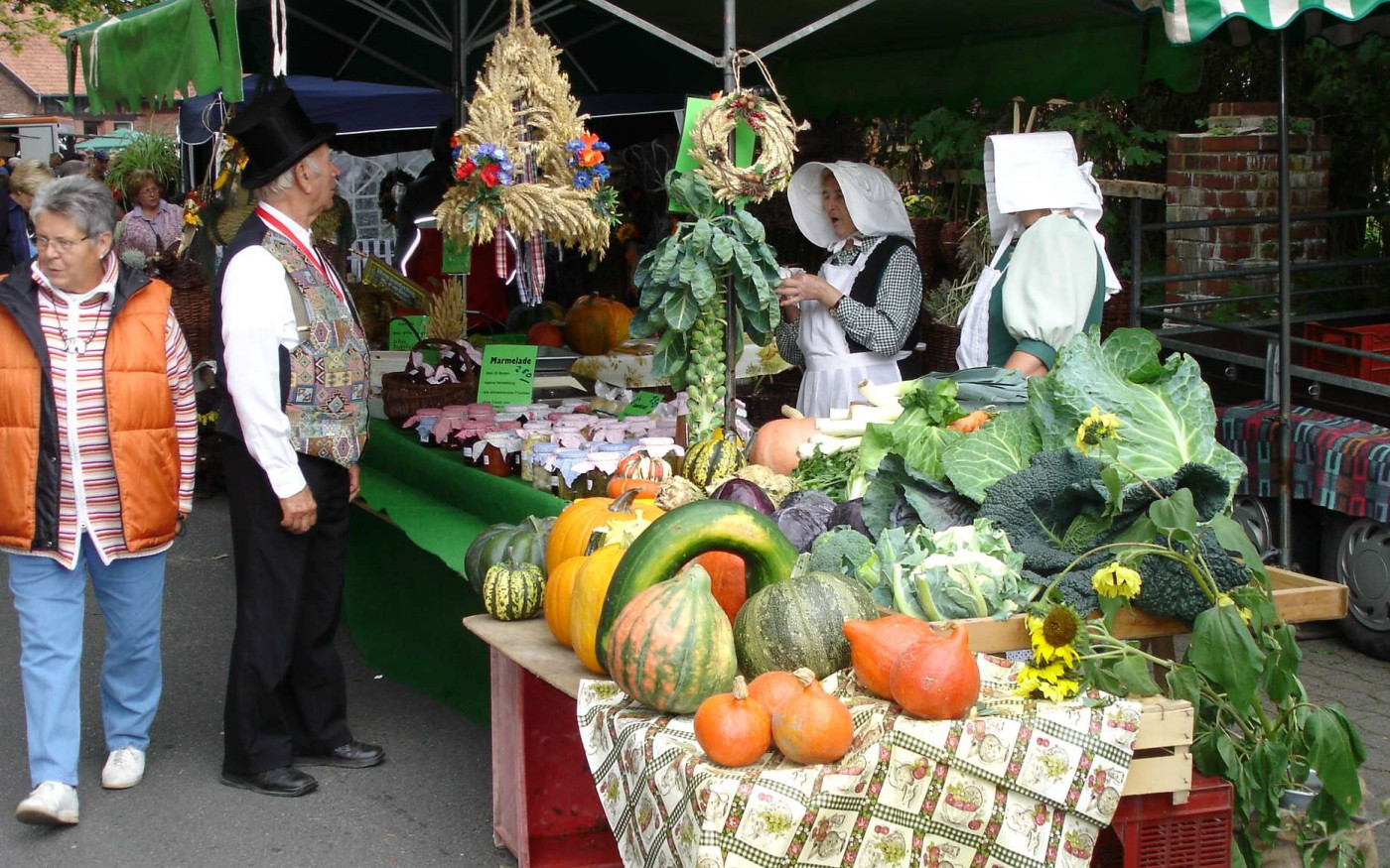 Unter Ahornbäumen startet Hillerse behaglich in den Herbst: Der Herbstmarkt lockt nach zwei Jahren Pause wieder auf den Dorfplatz