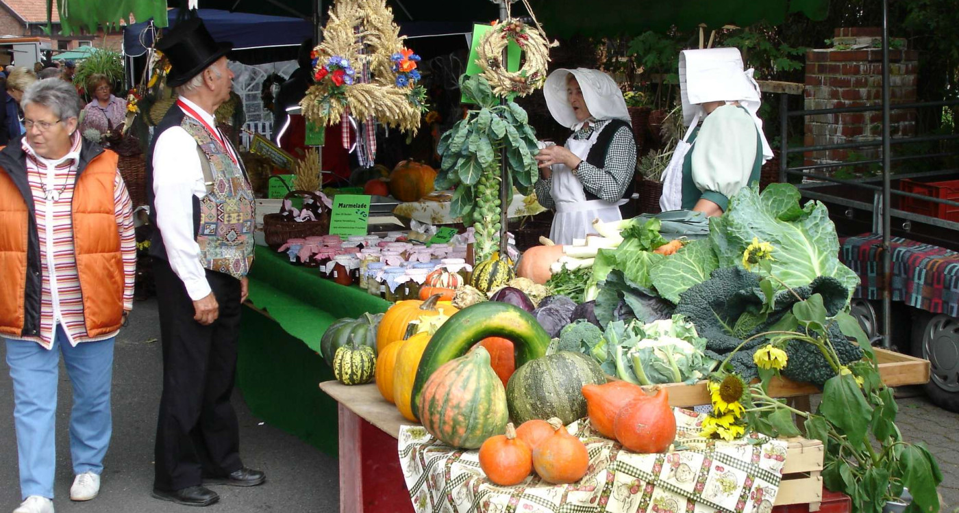 Unter Ahornbäumen startet Hillerse behaglich in den Herbst: Der Herbstmarkt lockt nach zwei Jahren Pause wieder auf den Dorfplatz