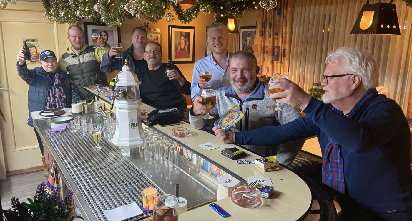 Unter den Augen von Maria Callas - Ein November-Abend führt KURT-Genießer Malte Schönfeld und seine Begleitung in die unvergleichlich echten Gifhorner Astra Stuben