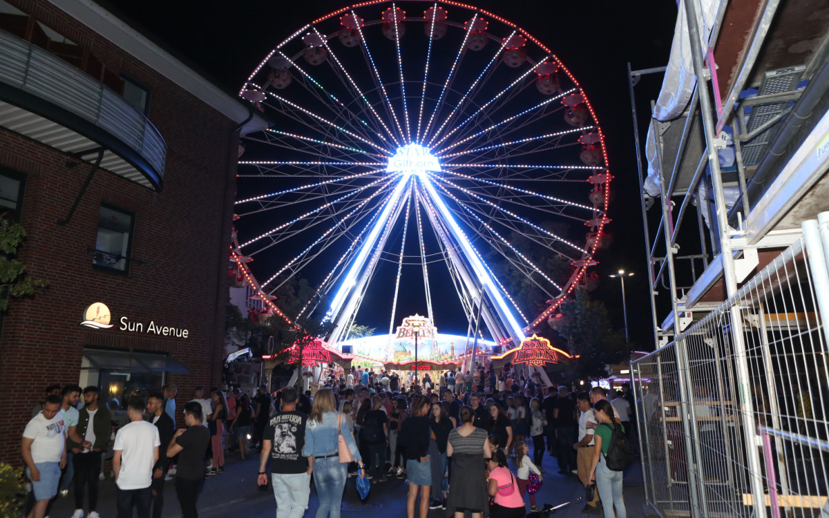 Unter einem Meer aus weißen Sternen: Fahrt im Riesenrad auf dem Gifhorner Altstadtfest