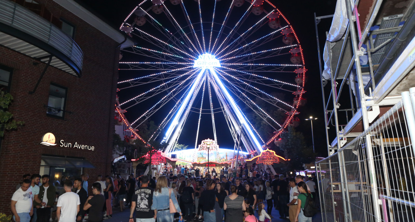 Unter einem Meer aus weißen Sternen: Fahrt im Riesenrad auf dem Gifhorner Altstadtfest