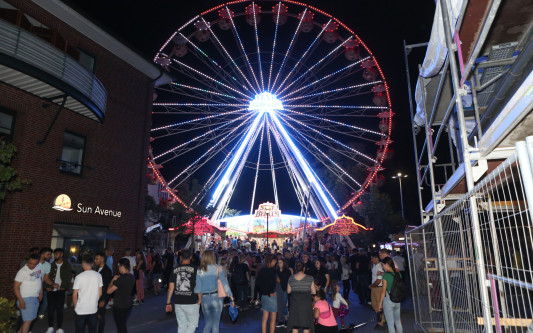 Unter einem Meer aus weißen Sternen: Fahrt im Riesenrad auf dem Gifhorner Altstadtfest