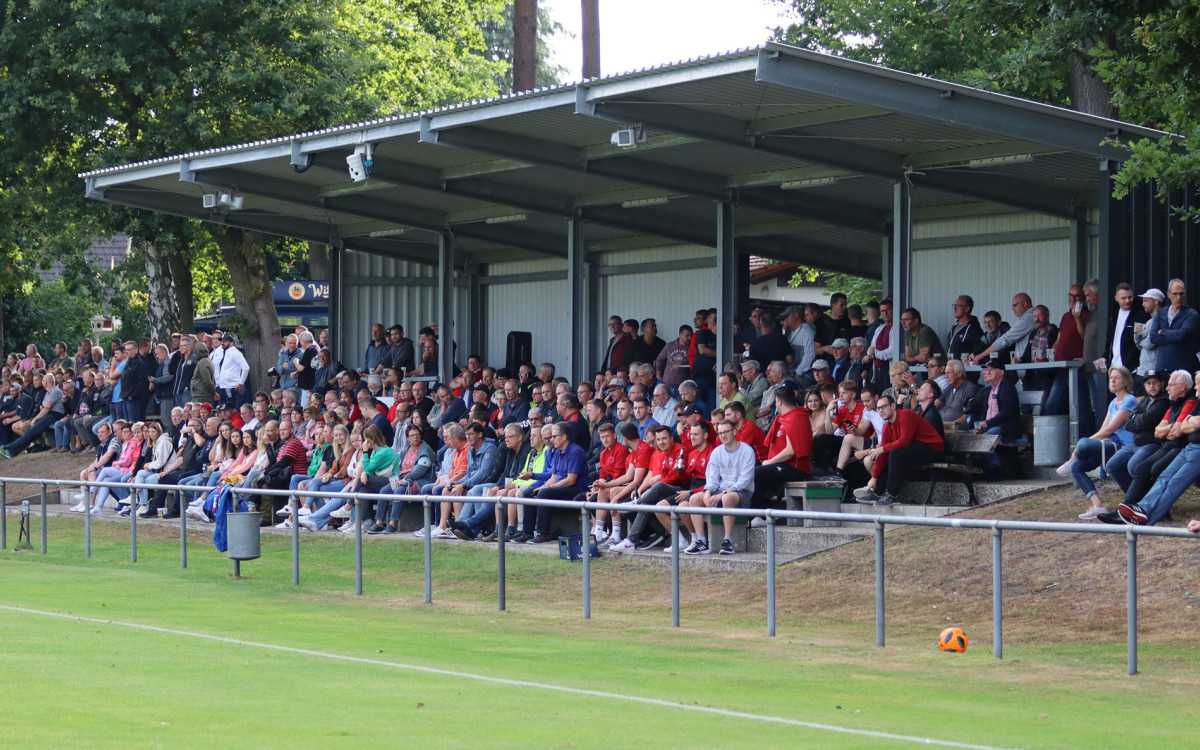 Unterzahl-Derbysieg und Tribüneneinweihung - 3:0-Auftaktsieg für die Landesliga-Fußballer des SSV Kästorf gegen Wahrenholz