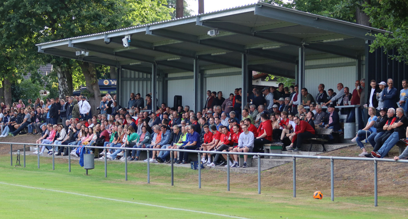 Unterzahl-Derbysieg und Tribüneneinweihung - 3:0-Auftaktsieg für die Landesliga-Fußballer des SSV Kästorf gegen Wahrenholz
