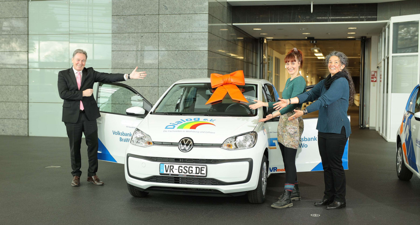 Up geht's: Der Dialog-Verein in Gifhorn freut sich über neuen Volkswagen, den das Volksbank-Gewinnsparen finanzierte