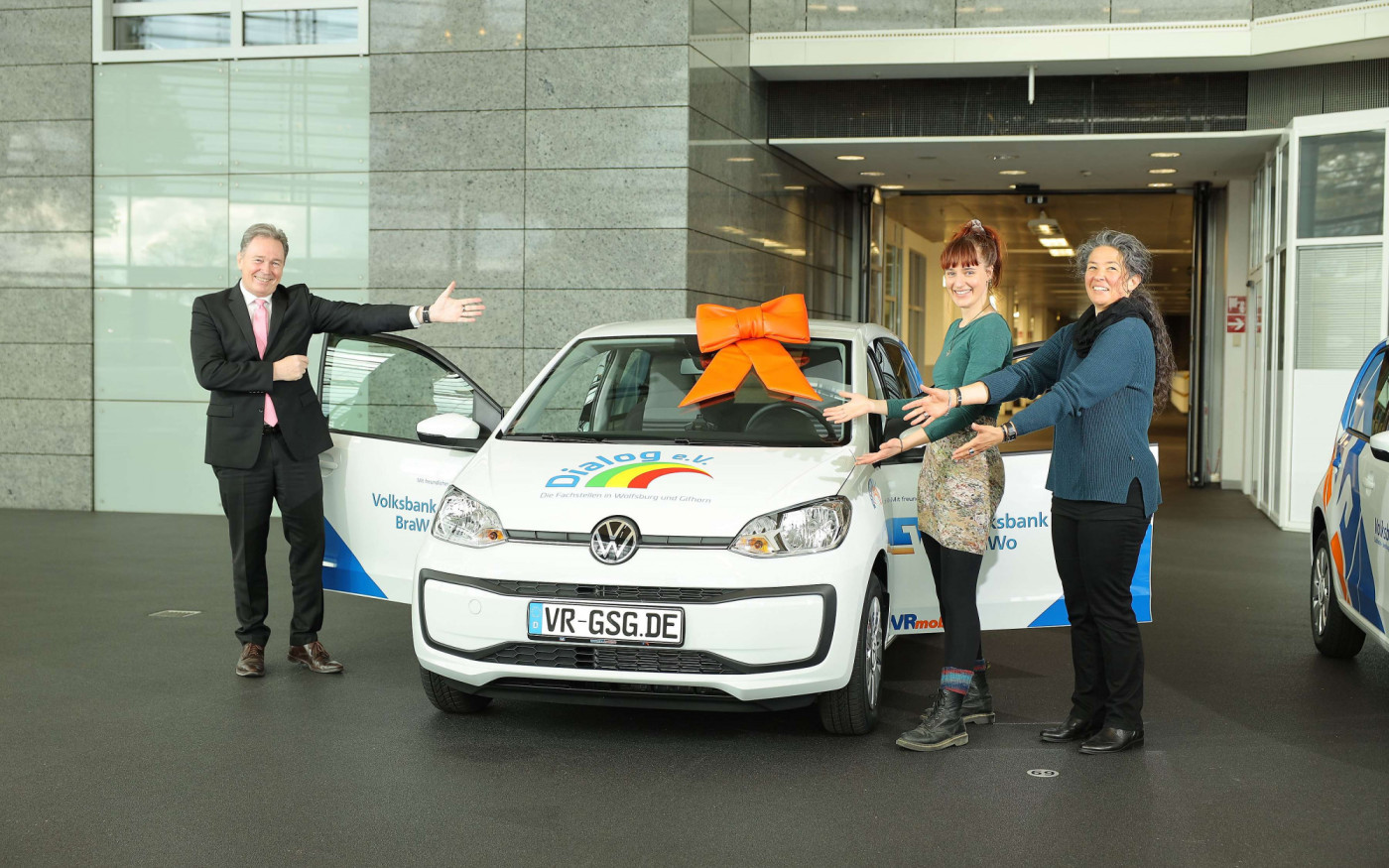 Up geht's: Der Dialog-Verein in Gifhorn freut sich über neuen Volkswagen, den das Volksbank-Gewinnsparen finanzierte