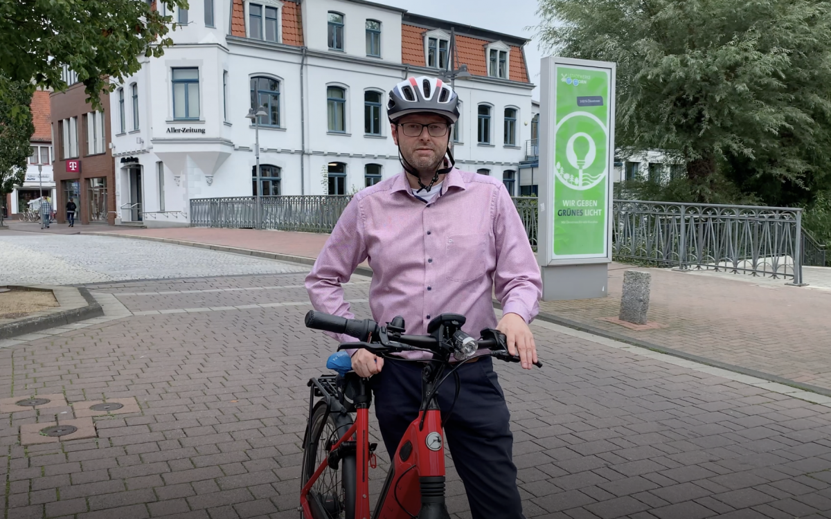 Verkehrsberuhigter Bereich am Schillerplatz - Was heißt das eigentlich? Gifhorns Radverkehrsbeauftragter Oliver Bley erklärt's im Video