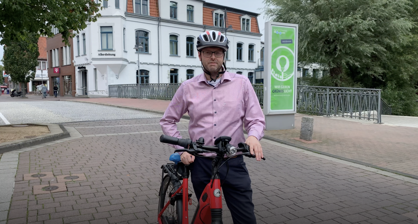 Verkehrsberuhigter Bereich am Schillerplatz - Was heißt das eigentlich? Gifhorns Radverkehrsbeauftragter Oliver Bley erklärt's im Video