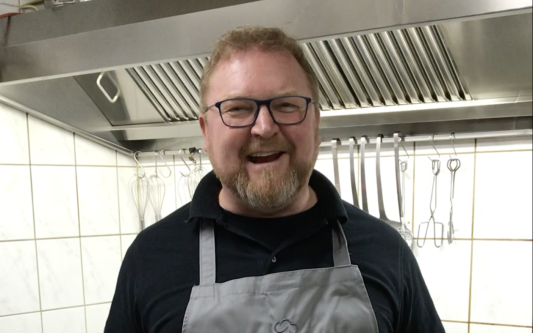 Video zum Nachkochen: So zaubert Chefkoch Sven Wiese seine köstliche Senfsauce