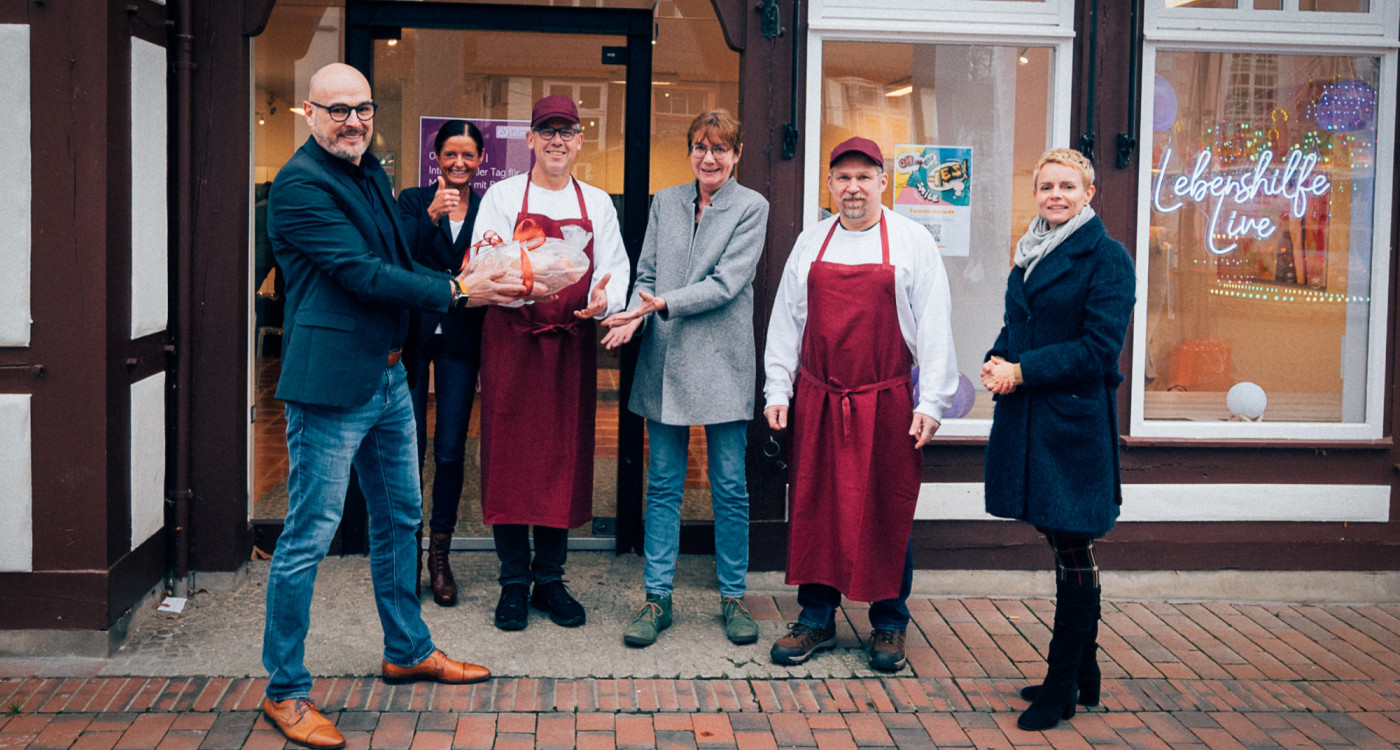 Vier Gänse für ein Hallelujah - Ohr-Concept spendet der Gifhorner Lebenshilfe einen Weihnachtsschmaus