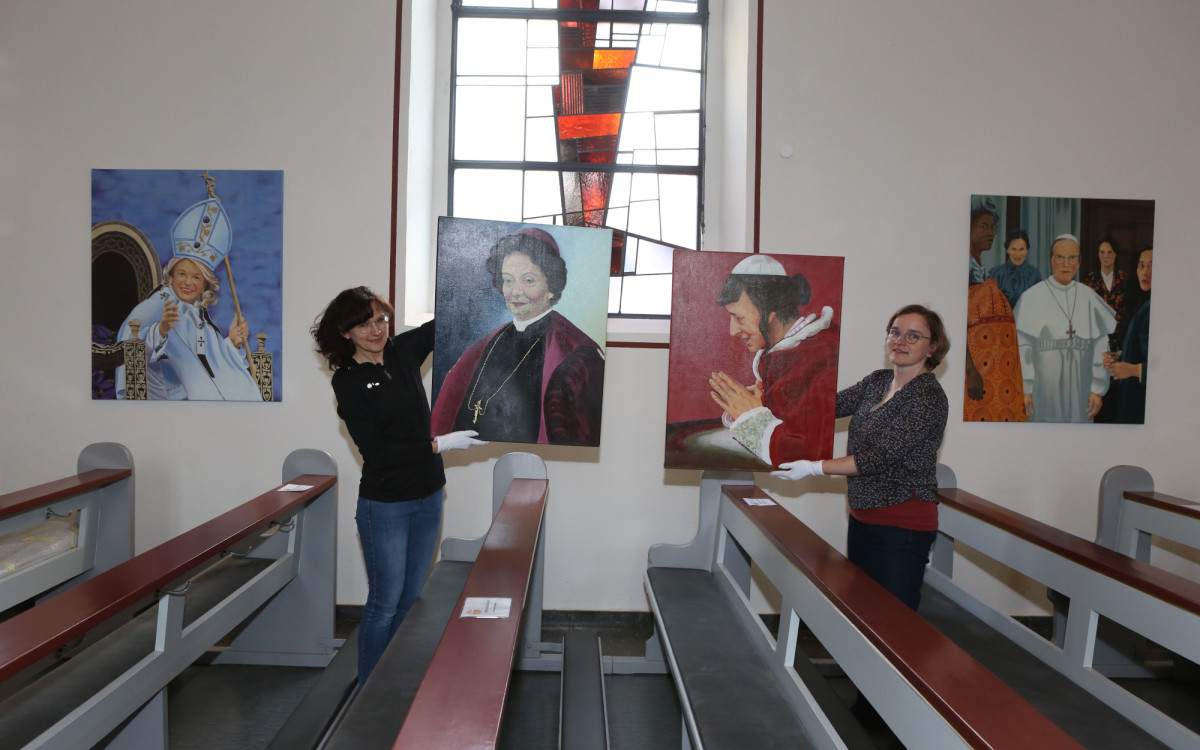 Vision und Tradition, heilige Frauen und Päpstinnen: Das Projekt „gleich+berechtigt“ in St. Bernward vereint zwei Ausstellungen