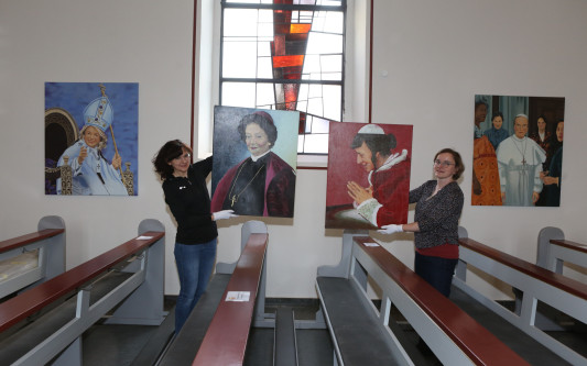 Vision und Tradition, heilige Frauen und Päpstinnen: Das Projekt „gleich+berechtigt“ in St. Bernward vereint zwei Ausstellungen