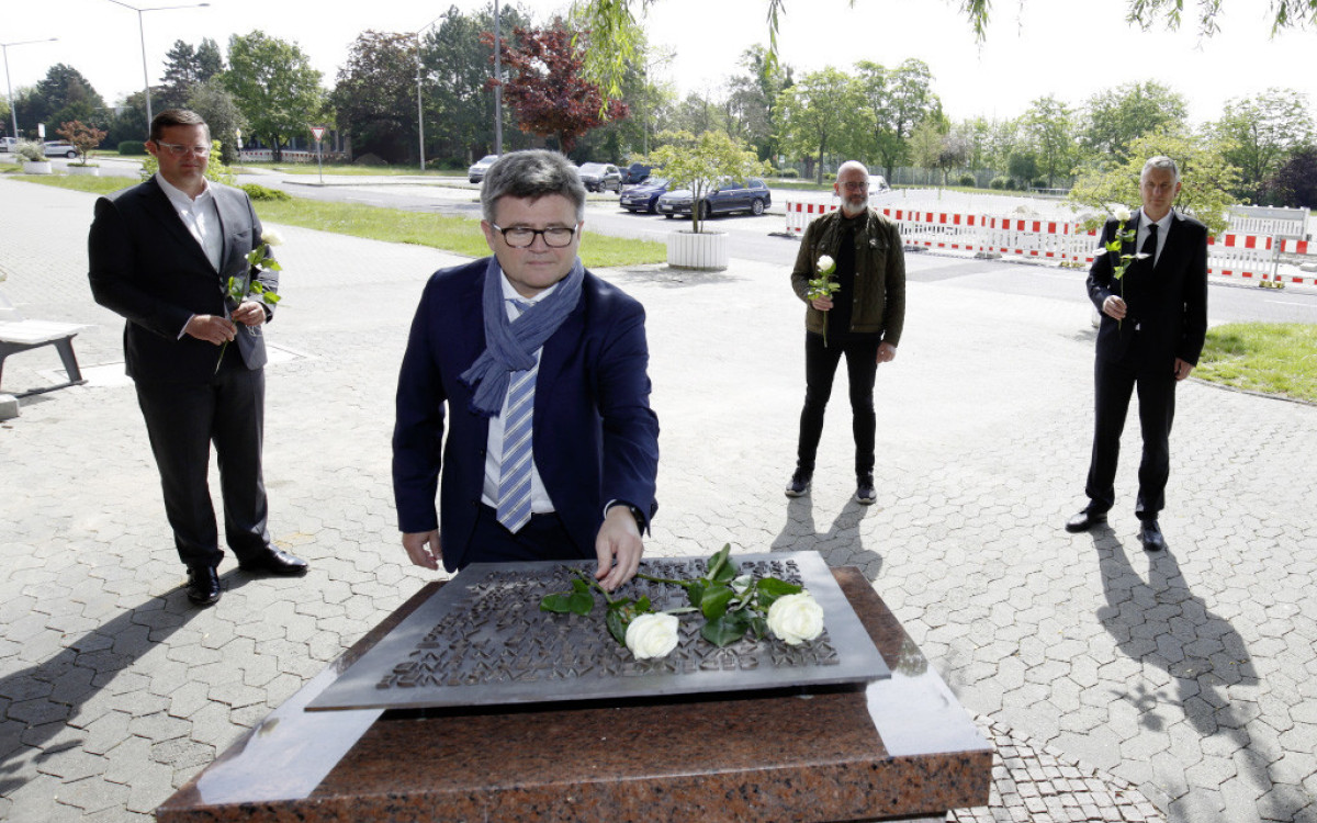 Volkswagen gedenkt Kriegsende vor 75 Jahren - Weiße Rosen für einstige Zwangsarbeiter und KZ-Häftlinge