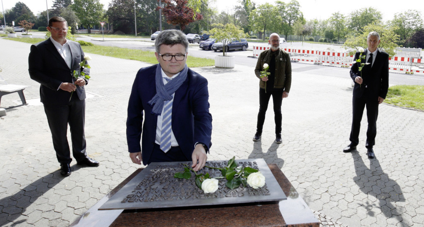 Volkswagen gedenkt Kriegsende vor 75 Jahren - Weiße Rosen für einstige Zwangsarbeiter und KZ-Häftlinge