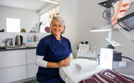Voll-Erholung durch Beauty-Licht und Massage - Die Beauty-Lounge arbeitet mit Bio-Cellulose-Masken und Slimyonik-Technik
