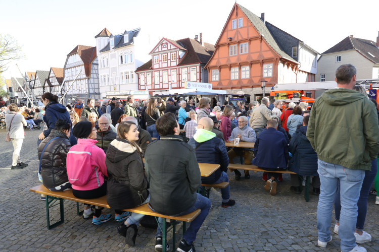 Volle Action auf dem Marktplatz: Wir zeigen Euch die tollsten Fotos von Gifhorns Tanz in den Mai