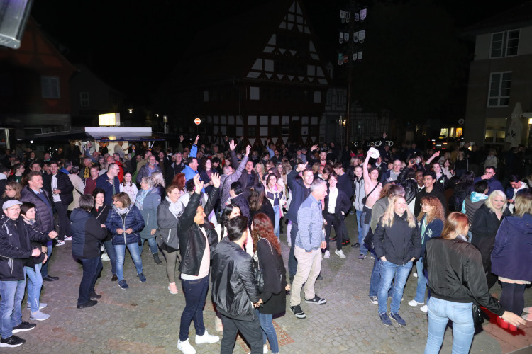 Volle Action auf dem Marktplatz: Wir zeigen Euch die tollsten Fotos von Gifhorns Tanz in den Mai