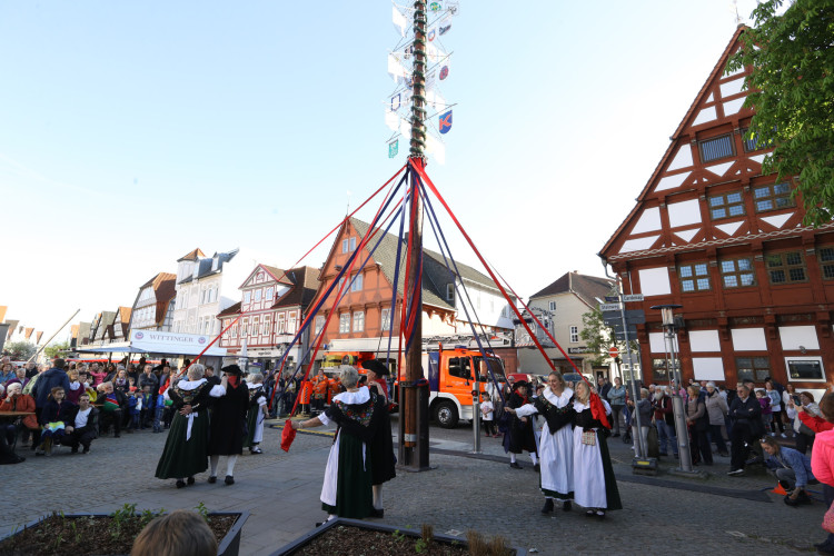 Volle Action auf dem Marktplatz: Wir zeigen Euch die tollsten Fotos von Gifhorns Tanz in den Mai