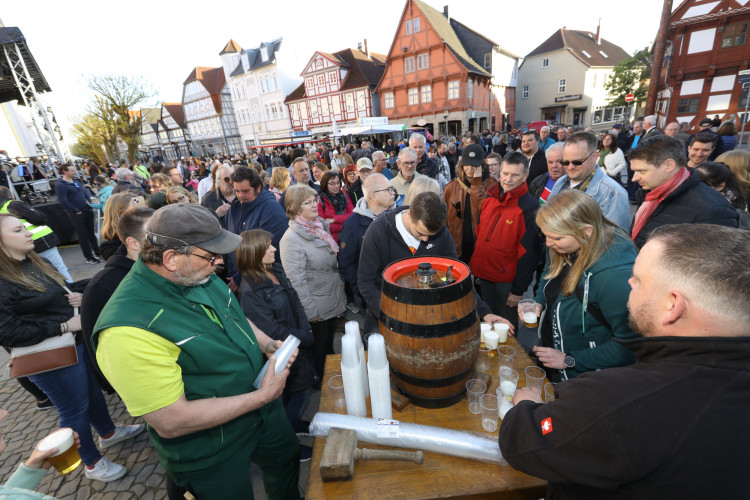 Volle Action auf dem Marktplatz: Wir zeigen Euch die tollsten Fotos von Gifhorns Tanz in den Mai