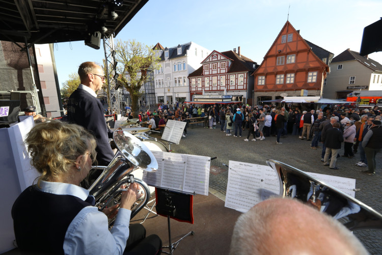 Volle Action auf dem Marktplatz: Wir zeigen Euch die tollsten Fotos von Gifhorns Tanz in den Mai