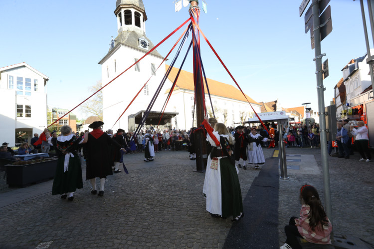 Volle Action auf dem Marktplatz: Wir zeigen Euch die tollsten Fotos von Gifhorns Tanz in den Mai