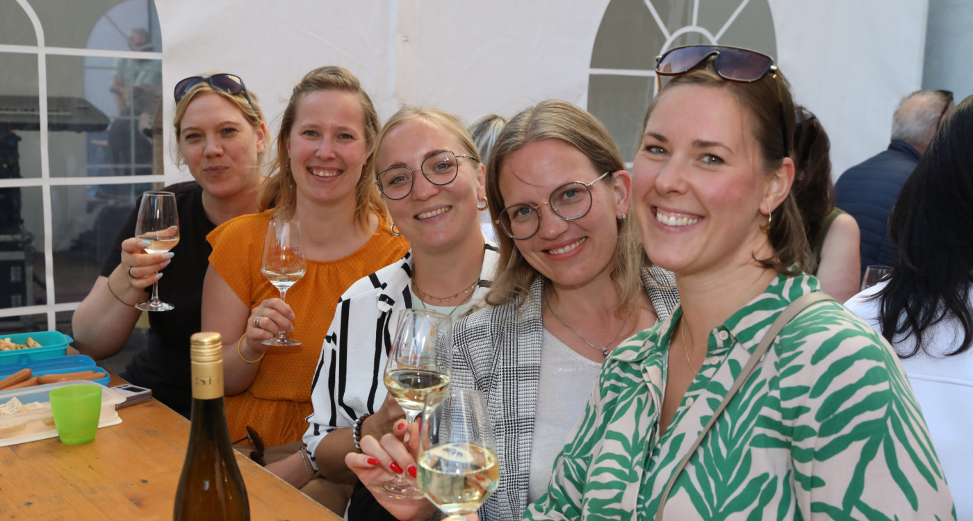 Volle Gläser, beste Stimmung: KURT zeigt die schönsten Fotos vom Gifhorner Weinfest