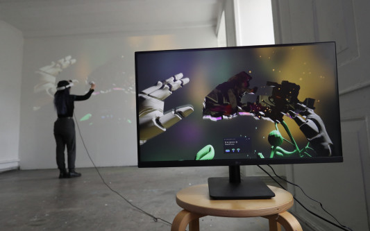 Völlig versunken in Wolken aus Zuckerwatte - Im Künstlerhaus Meinersen gibt‘s Virtual-Reality-Kunst zu entdecken