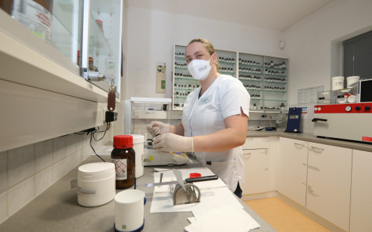 Vollstes Vertrauen in die Apotheke vor Ort: Das Angebot der Libellen-Apotheke in Winkel ist überraschend vielschichtig