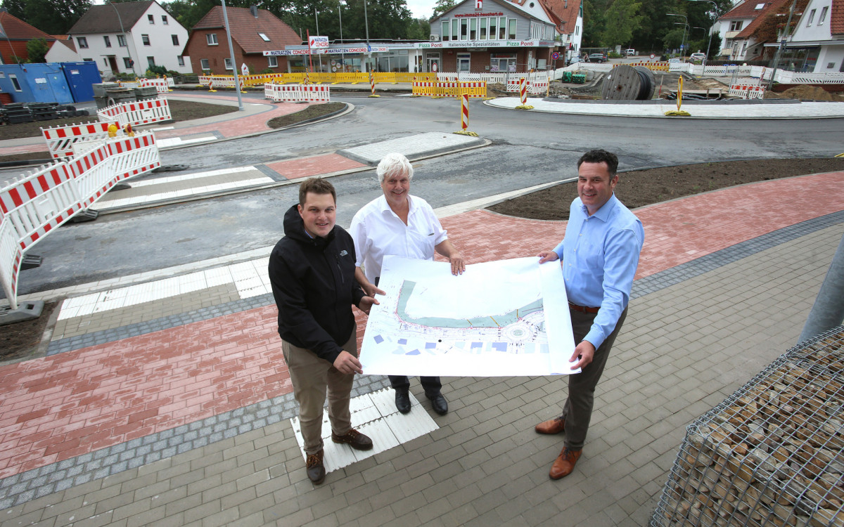 Vom Landtag auf die Baustelle - Philipp Raulfs inspiziert Kreiselbau in Gifhorn