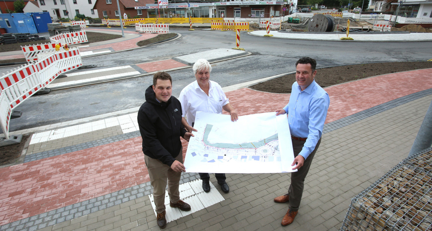 Vom Landtag auf die Baustelle - Philipp Raulfs inspiziert Kreiselbau in Gifhorn